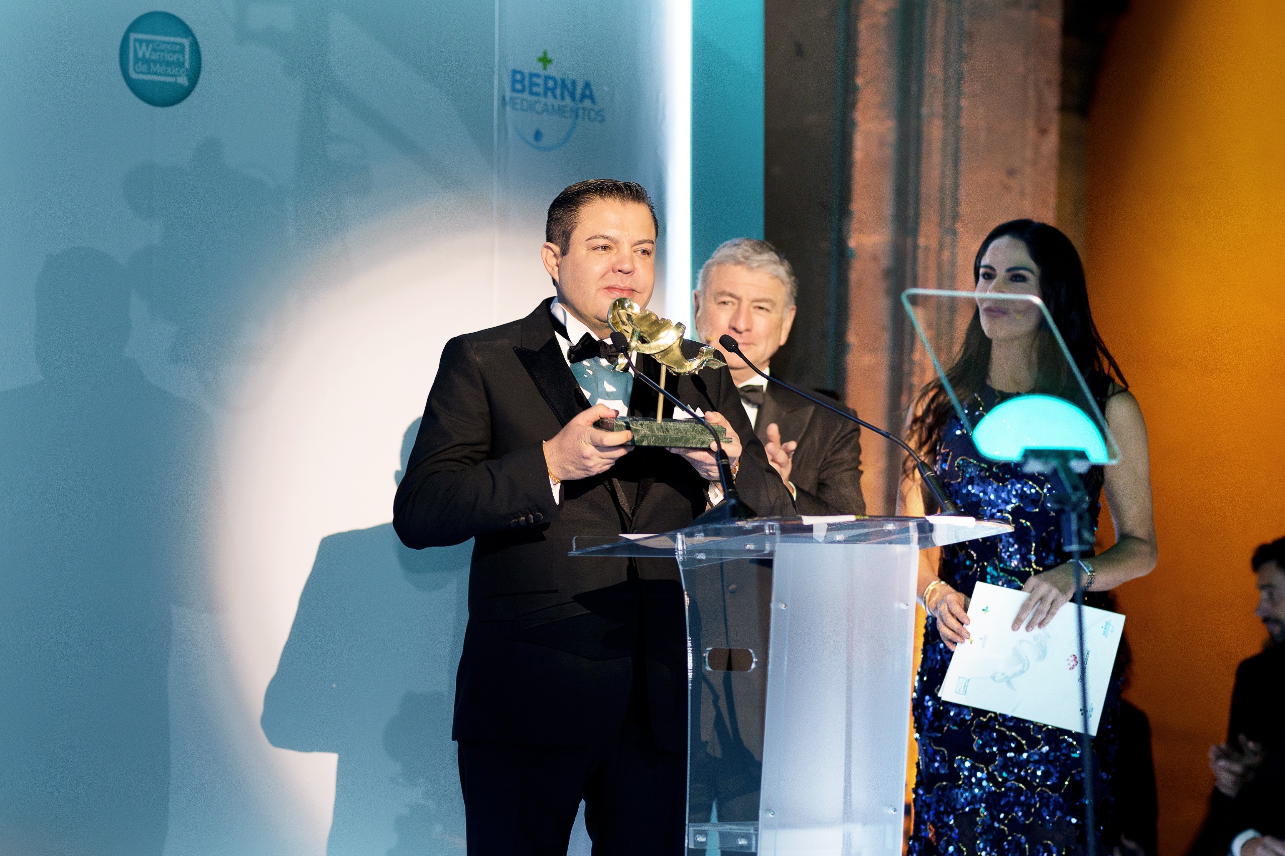 Fernando Padilla Farfán, presidente de Grupo COCEI, es galardonado por la la fundación Cáncer Warriors de México A. C. debido a su lucha contra esta enfermedad Fernando Padilla Farfán, presidente de Grupo COCEI, es galardonado por la la fundación Cáncer Warriors de México A. C. debido a su lucha contra esta enfermedad