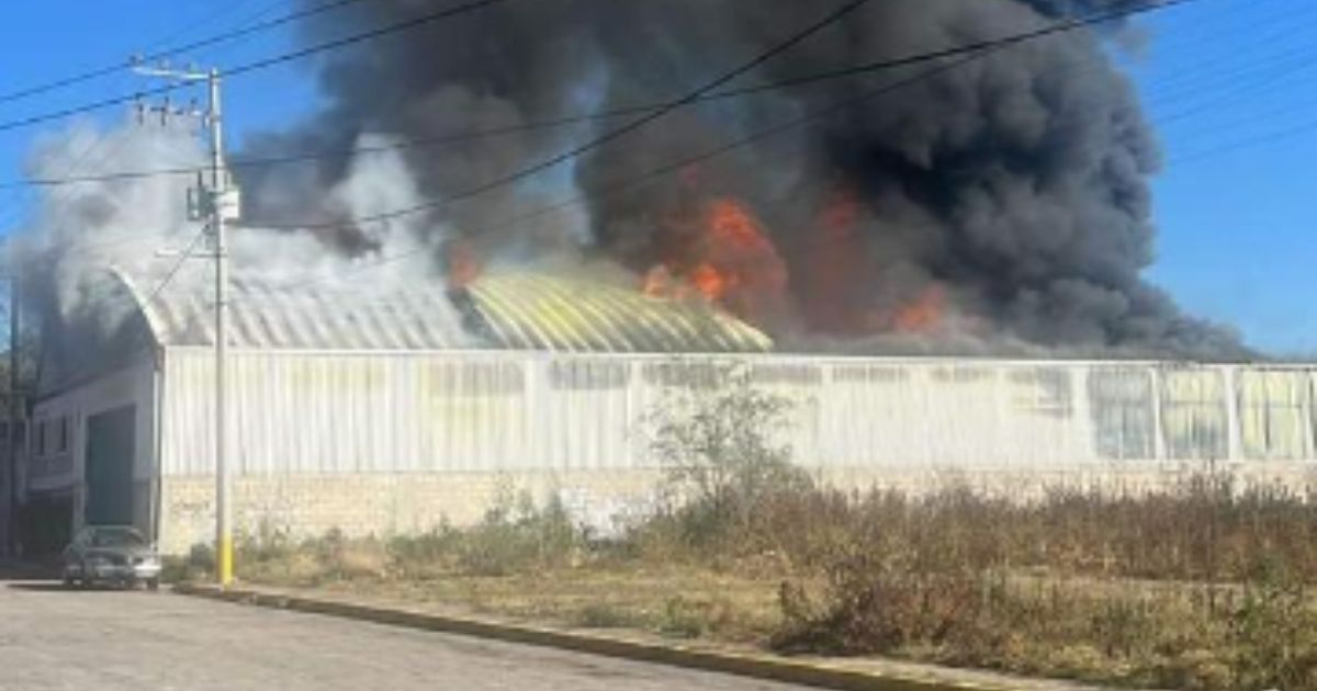 Se incendia fábrica de veladoras en Tepozotlán, Edomex