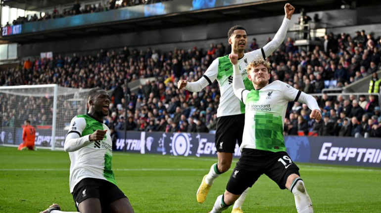 Liverpool, con triunfo agónico, sigue luchando por la cima de la Premier League