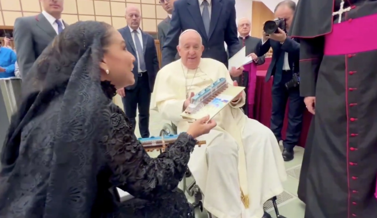 Mara Lezama entrega a papa Francisco réplica de Tren Maya y carta de AMLO Mara Lezama entrega a papa Francisco réplica de Tren Maya y carta de AMLO
