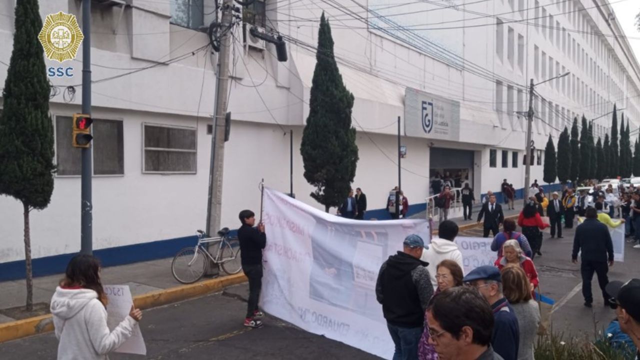 Manifestantes protestan frente a la Fiscalía CDMX Manifestantes protestan frente a la Fiscalía CDMX