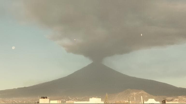 Popocatépetl amanece con una gran fumarola Popocatépetl amanece con una gran fumarola