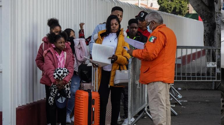 Migrantes pagan hasta 40 mil dólares a coyotes para protegerse de deportaciones Migrantes pagan hasta 40 mil dólares a coyotes para protegerse de deportaciones