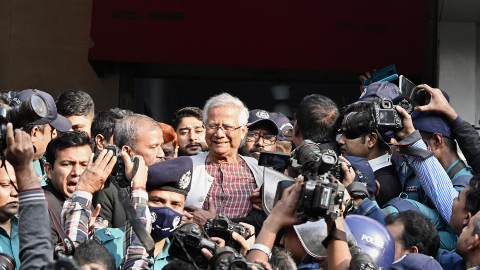 Premio Nobel de la Paz, Muhammad Yunus, es condenado a cárcel en Bangladés Premio Nobel de la Paz, Muhammad Yunus, es condenado a cárcel en Bangladés