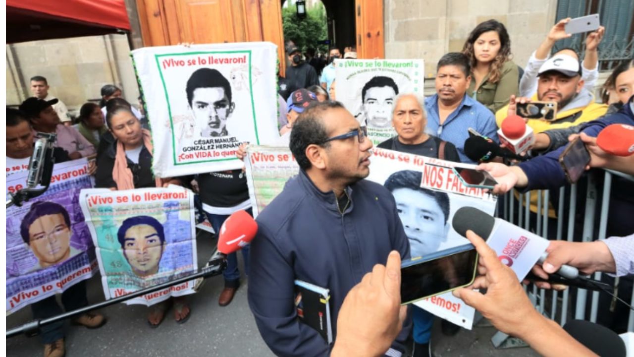 AMLO se compromete a entregar informe el lunes tras reunión con padres de Ayotzinapa AMLO se compromete a entregar informe el lunes tras reunión con padres de Ayotzinapa
