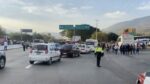 Estudiantes y maestros bloquean Autopista del Sol en Guerrero