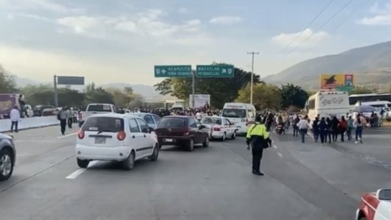 Estudiantes y maestros bloquean Autopista del Sol en Guerrero Estudiantes y maestros bloquean Autopista del Sol en Guerrero