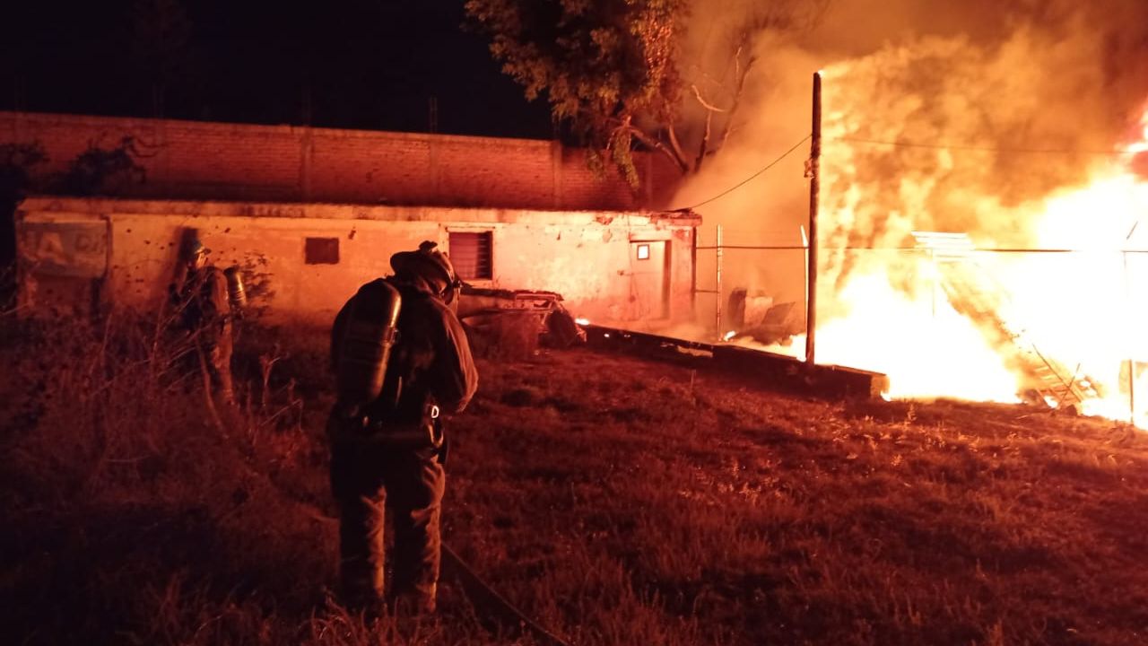 Noche de incendios moviliza a Bomberos en Jalisco Noche de incendios moviliza a Bomberos en Jalisco
