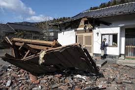 Suman al menos 55 muertos tras terremoto de magnitud 7.5 en Japón Suman al menos 55 muertos tras terremoto de magnitud 7.5 en Japón