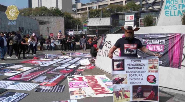 Protestan en Insurgentes contra regreso de corridas de toros en la Plaza México Protestan en Insurgentes contra regreso de corridas de toros en la Plaza México