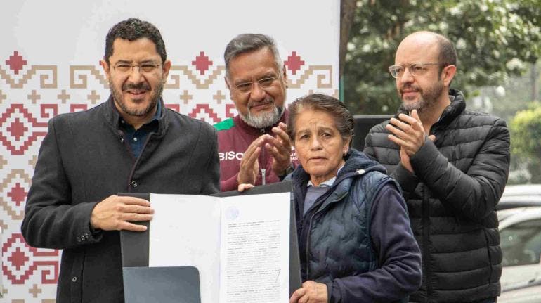 Entrega Martí Batres predio a costureras afectadas por el sismo de 1985