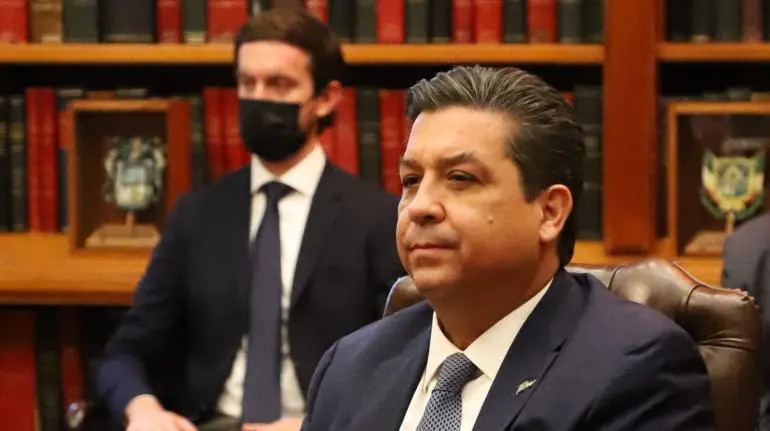 Cabeza de Vaca prepara denuncia contra exdirector de UIF por "falsificar" documentos para "incriminarlo" Cabeza de Vaca prepara denuncia contra exdirector de UIF por "falsificar" documentos para "incriminarlo"