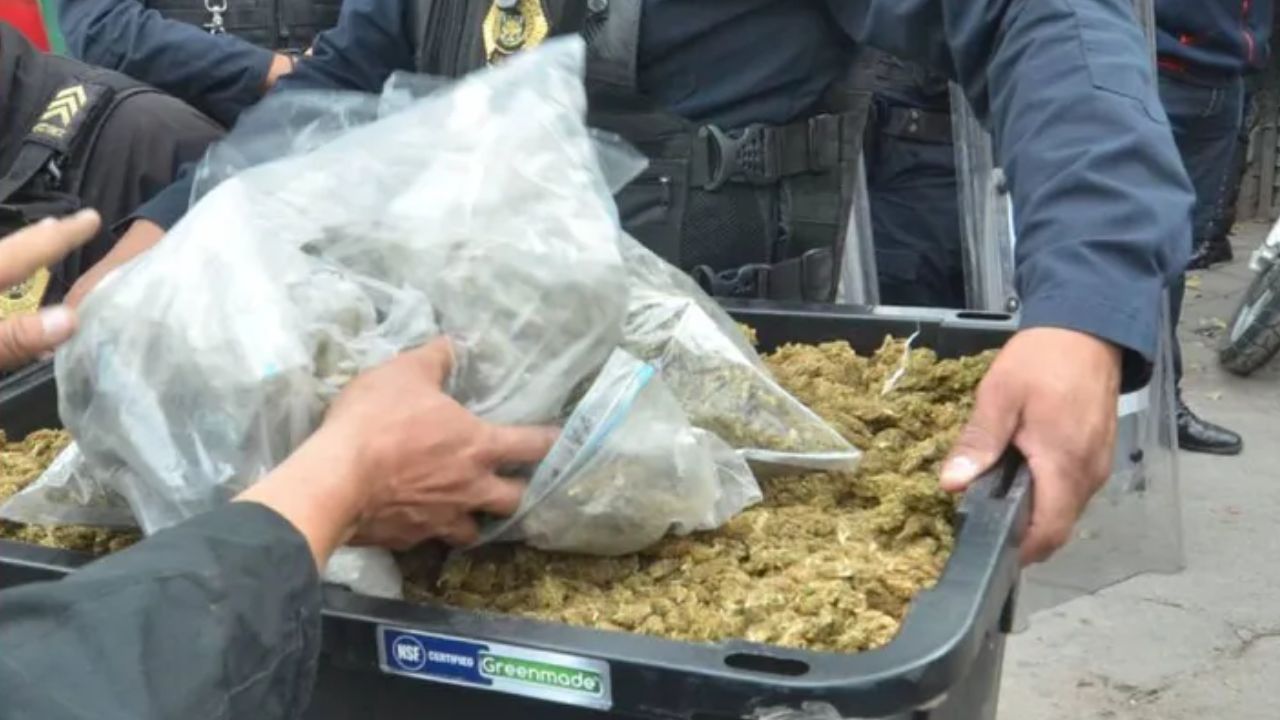 Detienen a un abuelito con más de 100 envoltorios de droga en la Cuauhtémoc Detienen a un abuelito con más de 100 envoltorios de droga en la Cuauhtémoc