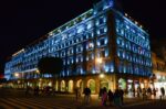 Se iluminan de azul maya monumentos y edificios históricos de la CDMX en conmemoración del Día internacional de la Lengua Materna