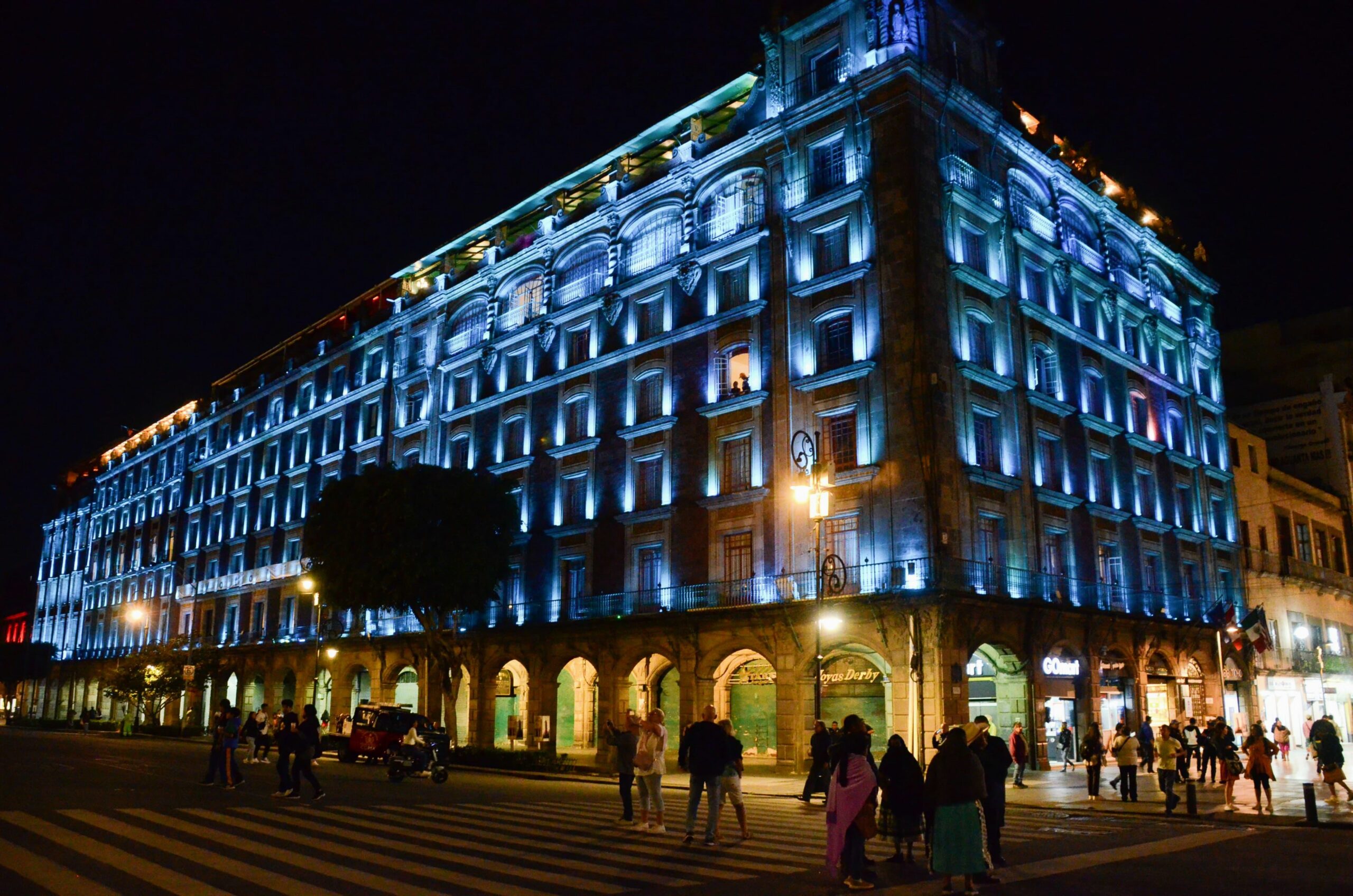 Se iluminan de azul maya monumentos y edificios históricos de la CDMX en conmemoración del Día internacional de la Lengua Materna