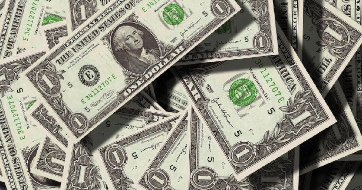 Dólar se aprecia frente al peso en mercado de divisas