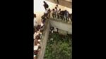Cae una persona desde el primer piso en Plaza las Antenas, Iztapalapa