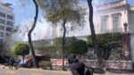 Manifestantes lanzan cohetones contra la Segob; explotan cuatro