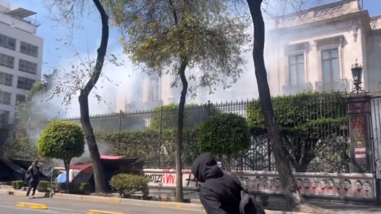 Manifestantes lanzan cohetones contra la Segob; explotan cuatro Manifestantes lanzan cohetones contra la Segob; explotan cuatro