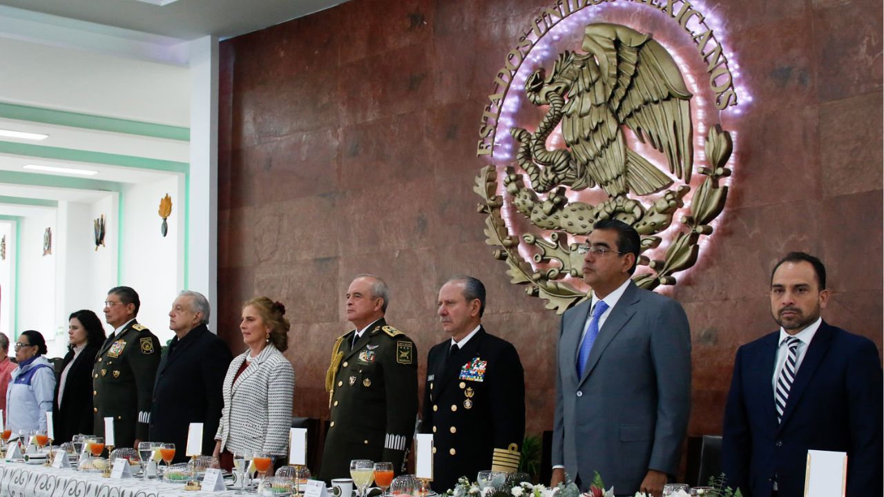 Ejército, fundamental para el desarrollo del país, afirma AMLO; rechaza militarización Ejército, fundamental para el desarrollo del país, afirma AMLO; rechaza militarización