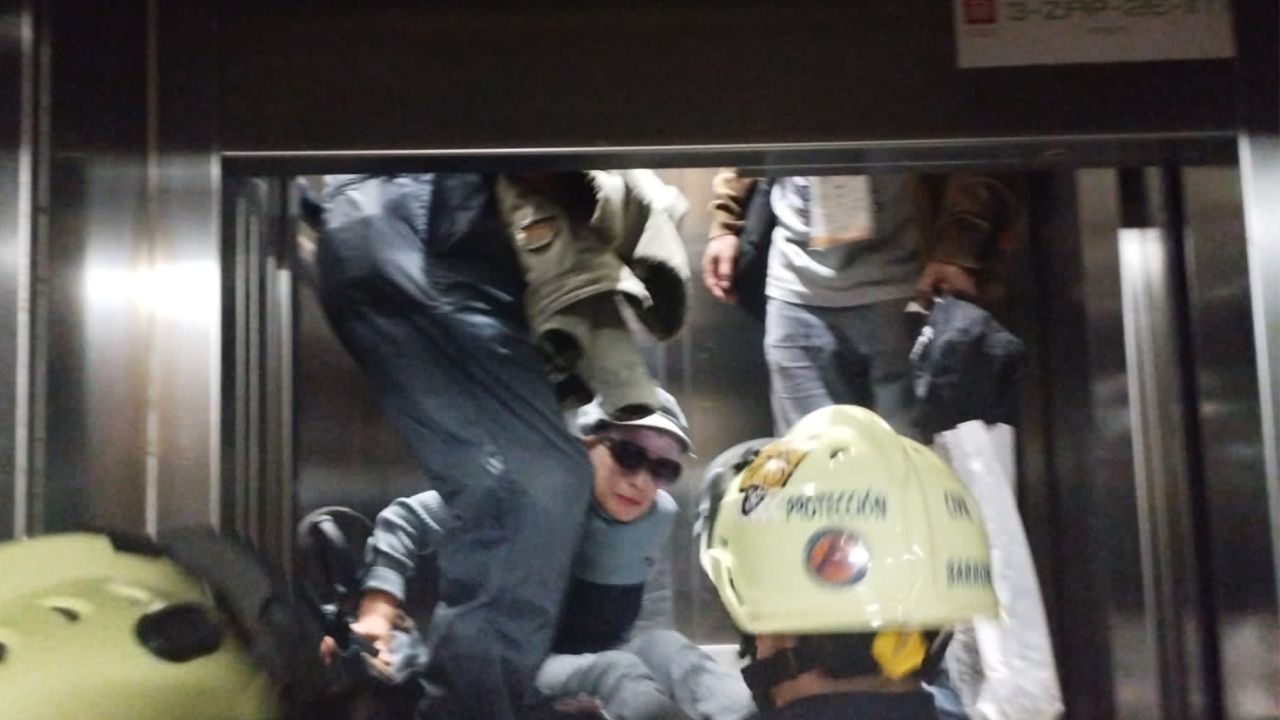 Tres adultos mayores quedan atrapados en elevador del Metro CDMX Tres adultos mayores quedan atrapados en elevador del Metro CDMX
