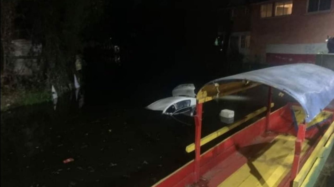 Automovilista cae a canal de Caltongo, Xochimilco Automovilista cae a canal de Caltongo, Xochimilco