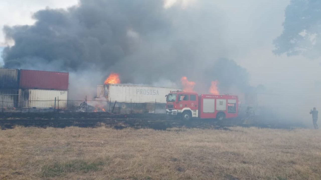 Se registra fuerte incendio dentro de fábrica en Tultitlán Se registra fuerte incendio dentro de fábrica en Tultitlán