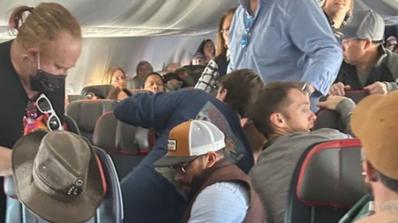 Pasajero intenta abrir puerta de avión durante vuelo en EUA Pasajero intenta abrir puerta de avión durante vuelo en EUA