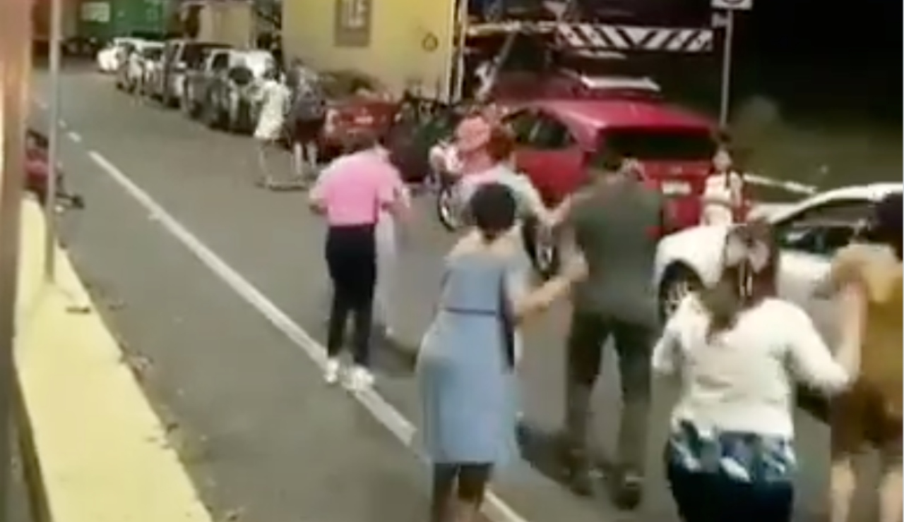Bailan “Payaso de rodeo” en medio de la autopista Siglo XXI en Michoacán Bailan “Payaso de rodeo” en medio de la autopista Siglo XXI en Michoacán