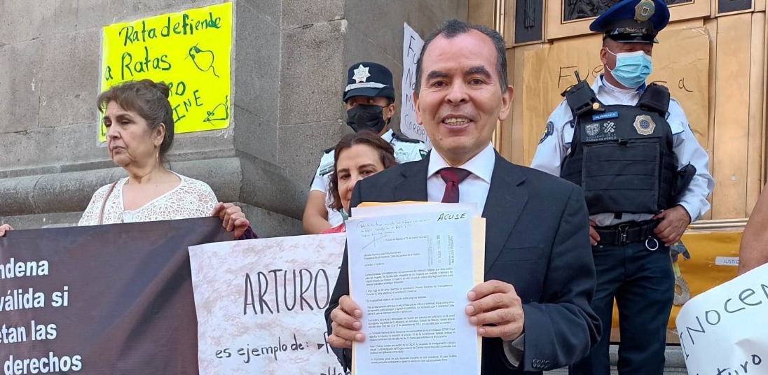 Manifestación en las puertas de la SCJN en defensa del periodista Zárate Vite Manifestación en las puertas de la SCJN en defensa del periodista Zárate Vite