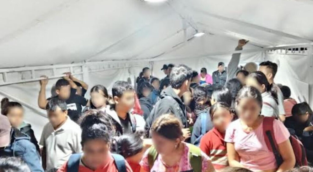 Rescatan a 144 migrantes hacinados en vagones del tren en Coahuila Rescatan a 144 migrantes hacinados en vagones del tren en Coahuila