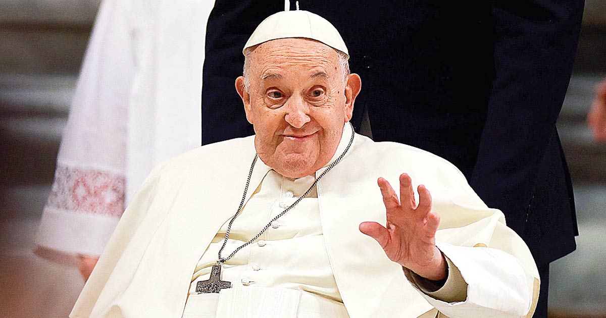 Reaparece el papa en misa sabatina; lo ven “frágil” Reaparece el papa en misa sabatina; lo ven “frágil”