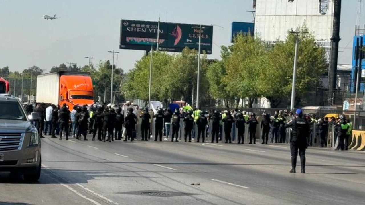 Extrabajadores de Interjet protestan frente al AICM por impagos; SSC los repliega Extrabajadores de Interjet protestan frente al AICM por impagos; SSC los repliega