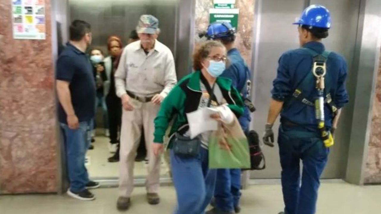 Seis personas logran salir de elevador tras media hora atrapadas en IMSS de Mty Seis personas logran salir de elevador tras media hora atrapadas en IMSS de Mty