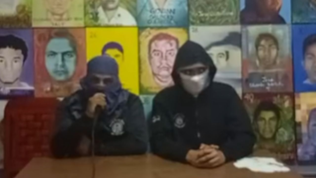 Normalistas acusan al gobierno de sembrar arma en camioneta donde murió su compañero Normalistas acusan al gobierno de sembrar arma en camioneta donde murió su compañero
