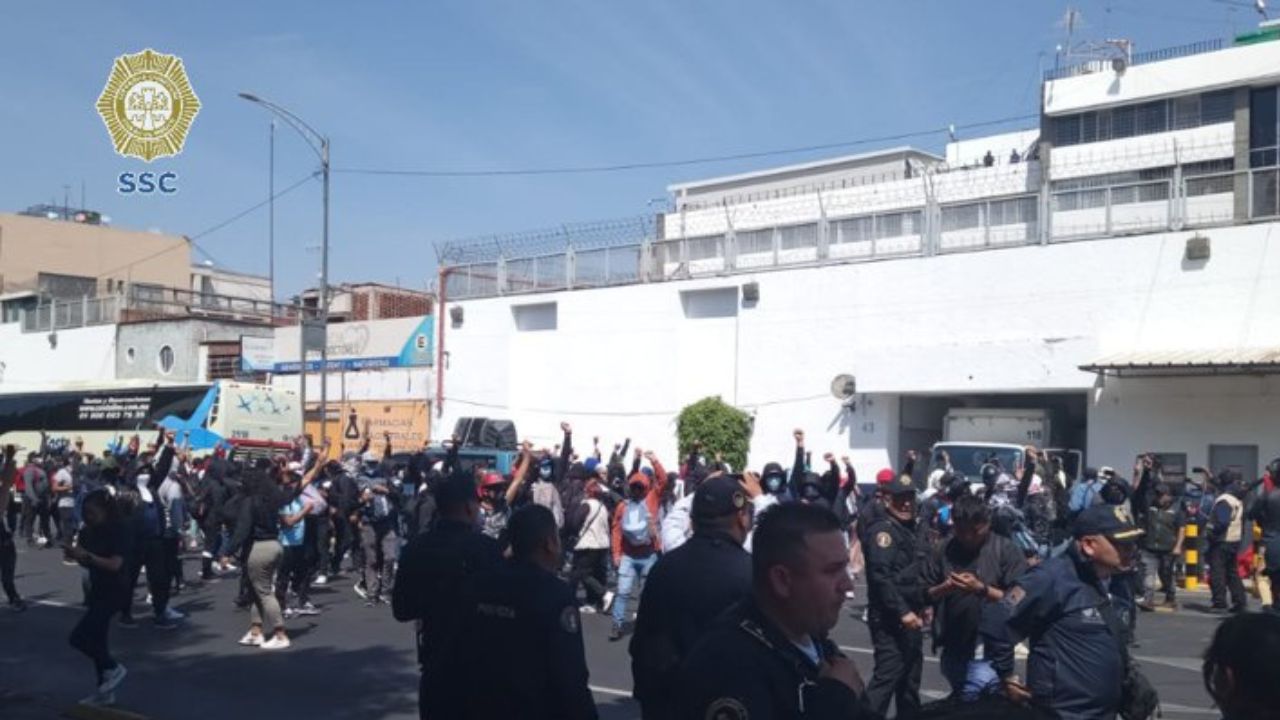 Normalistas vandalizan el Centro Federal de Arraigos, en la colonia Doctores Normalistas vandalizan el Centro Federal de Arraigos, en la colonia Doctores