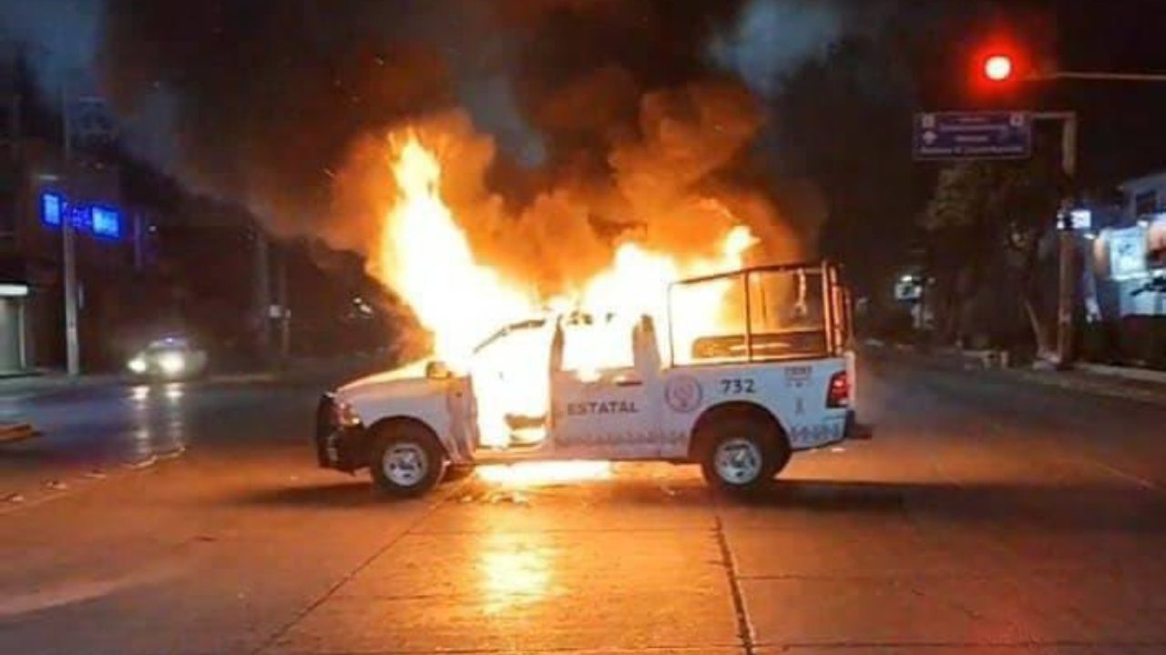 Policías abaten a normalista de Ayotzinapa en retén; estudiantes queman patrulla