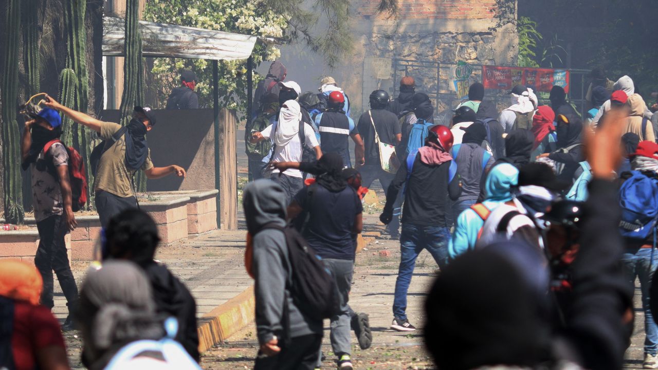 AMLO pide a normalistas de Ayotzinapa que “no abusen” en sus protestas