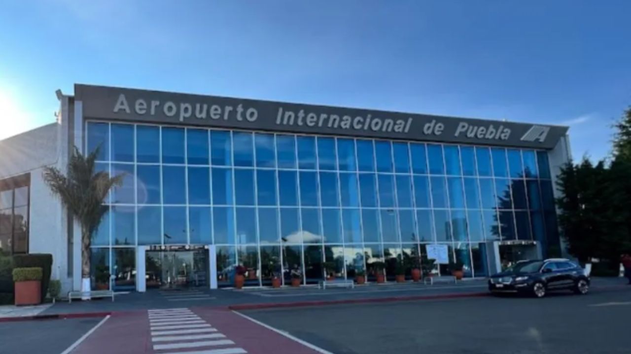 Ceniza del Popocatépetl paraliza nuevamente el aeropuerto de Puebla Ceniza del Popocatépetl paraliza nuevamente el aeropuerto de Puebla