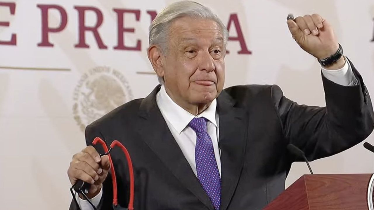 AMLO exhibe objetos usados por normalistas de Ayotzinapa en asalto a Palacio Nacional AMLO exhibe objetos usados por normalistas de Ayotzinapa en asalto a Palacio Nacional