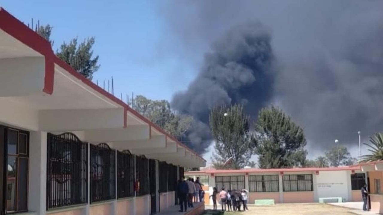 Bomberos atienden fuerte incendio en predio de Teoloyucan Bomberos atienden fuerte incendio en predio de Teoloyucan