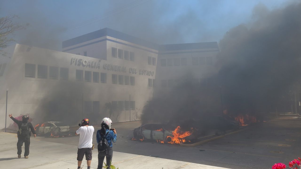 Normalistas lanzan petardos a Fiscalía de Guerrero e incendian vehículos Normalistas lanzan petardos a Fiscalía de Guerrero e incendian vehículos