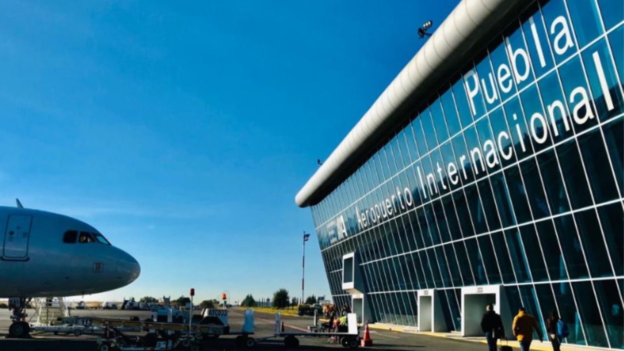 Suspenden operaciones en el Aeropuerto de Puebla por ceniza del Popocatépetl Suspenden operaciones en el Aeropuerto de Puebla por ceniza del Popocatépetl