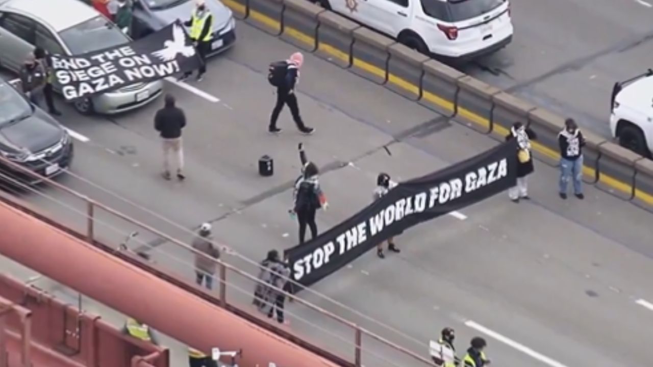 Activistas Propalestina bloquean acceso al Aeropuerto de Chicago y Golden Gate Activistas Propalestina bloquean acceso al Aeropuerto de Chicago y Golden Gate