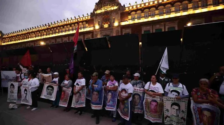 Padres de los 43 de Ayotzinapa instalan plantón; exigen reunión con AMLO Padres de los 43 de Ayotzinapa instalan plantón; exigen reunión con AMLO