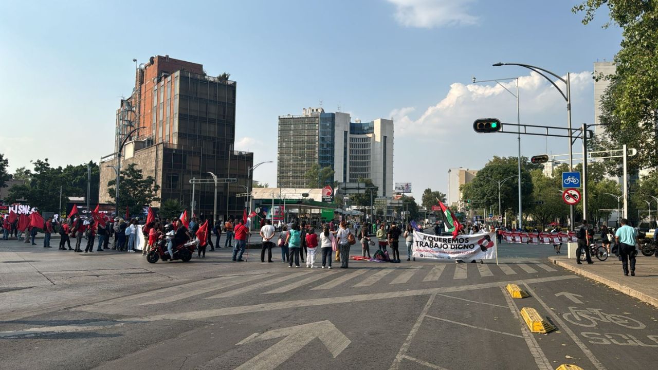 Trabajadores de la CDMX bloquean Paseo de la Reforma y Av. Insurgentes Trabajadores de la CDMX bloquean Paseo de la Reforma y Av. Insurgentes