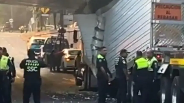 Tráiler rompe su caja al pasar por el bajo puente en Viaducto y Eje Central Tráiler rompe su caja al pasar por el bajo puente en Viaducto y Eje Central