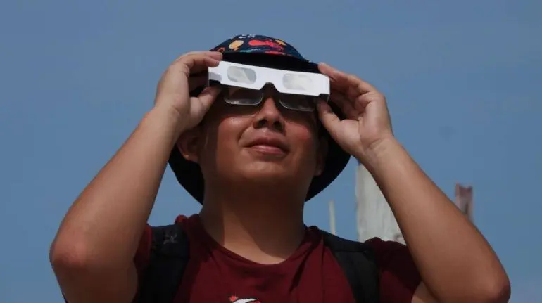 Se acaban lentes de la SSC para ver el eclipse solar; así se oscurecerá la CDMX Se acaban lentes de la SSC para ver el eclipse solar; así se oscurecerá la CDMX