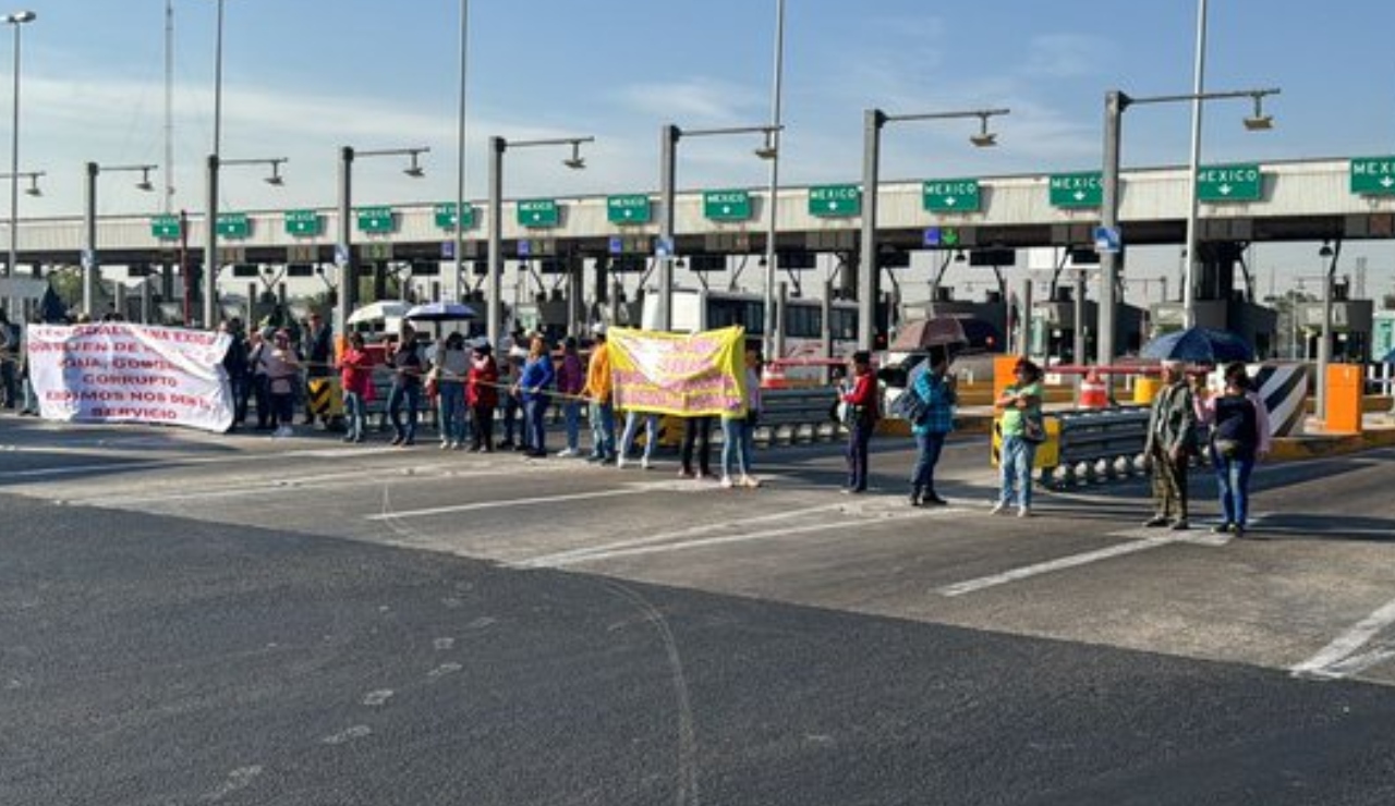 Vecinos de Ecatepec bloquean la caseta de Ojo de Agua por falta de agua potable