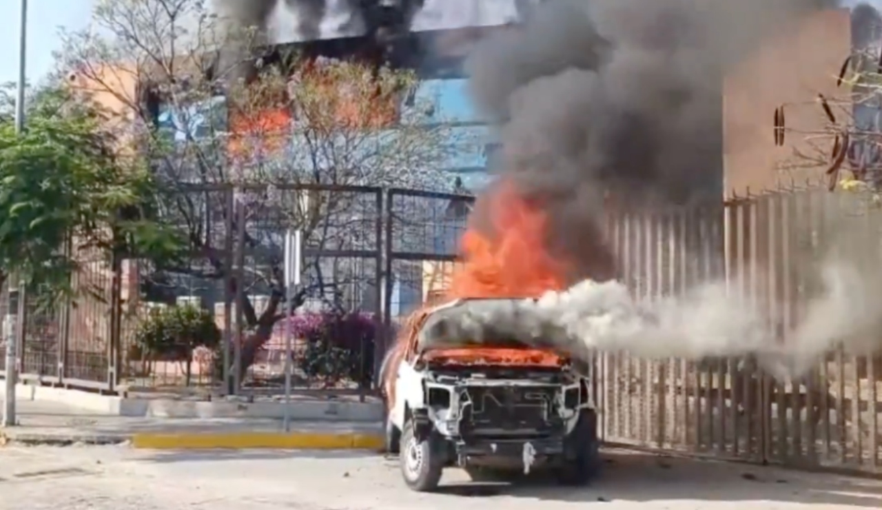 Con petardos y piedras normalistas de Ayotzinapa atacan Palacio de Gobierno de Guerrero Con petardos y piedras normalistas de Ayotzinapa atacan Palacio de Gobierno de Guerrero